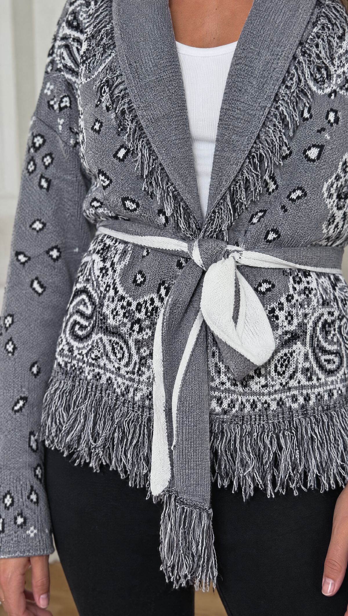Cardigan Camilla grigio - dettaglio del jacquard, della cintura e delle frange