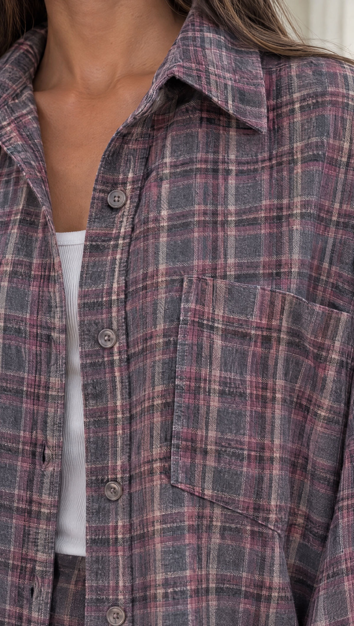 Camicia Mariavittoria rosa - dettaglio del tessuto a quadri e del taschino
