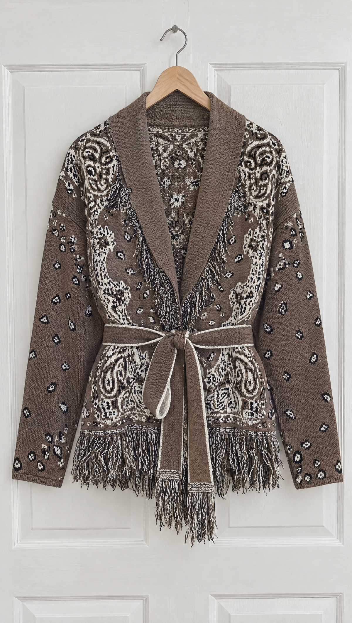 Cardigan Camilla cappuccino - dettaglio del jacquard, della cintura e delle frange