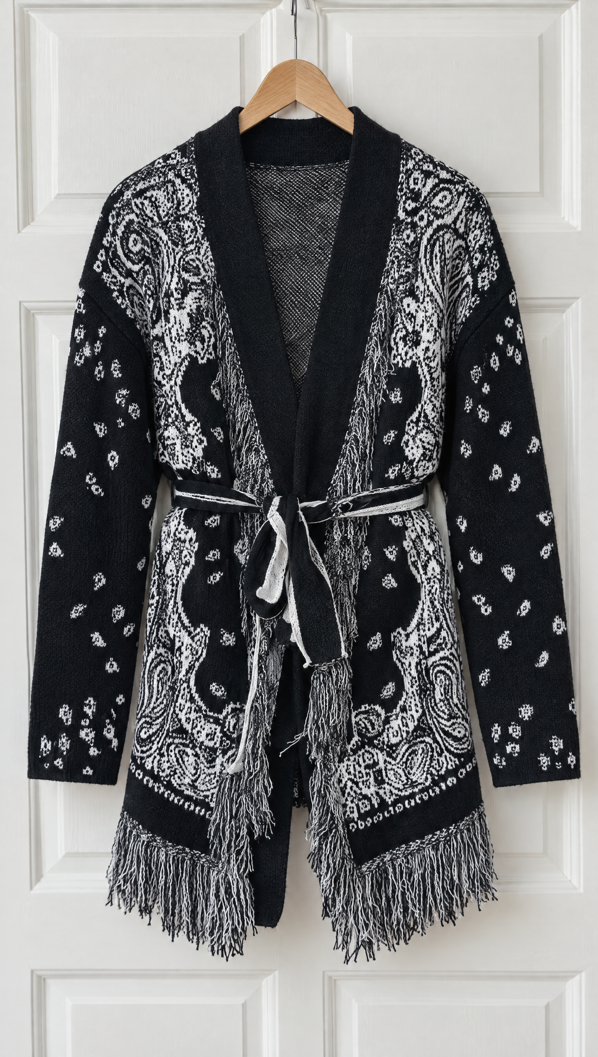Cardigan Tara nero - dettaglio del jacquard, della cintura e delle frange