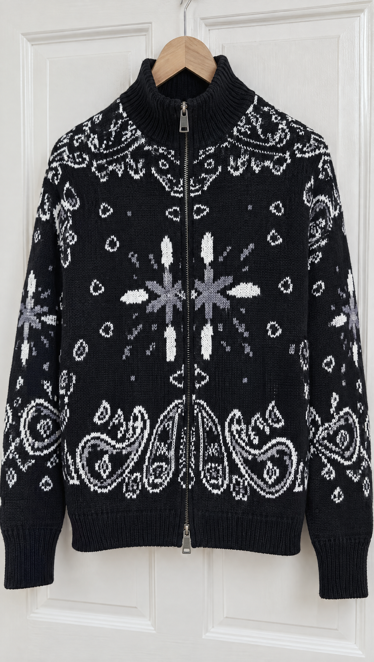 Cardigan Zola nero - dettaglio del disegno bandana, della zip e del collo