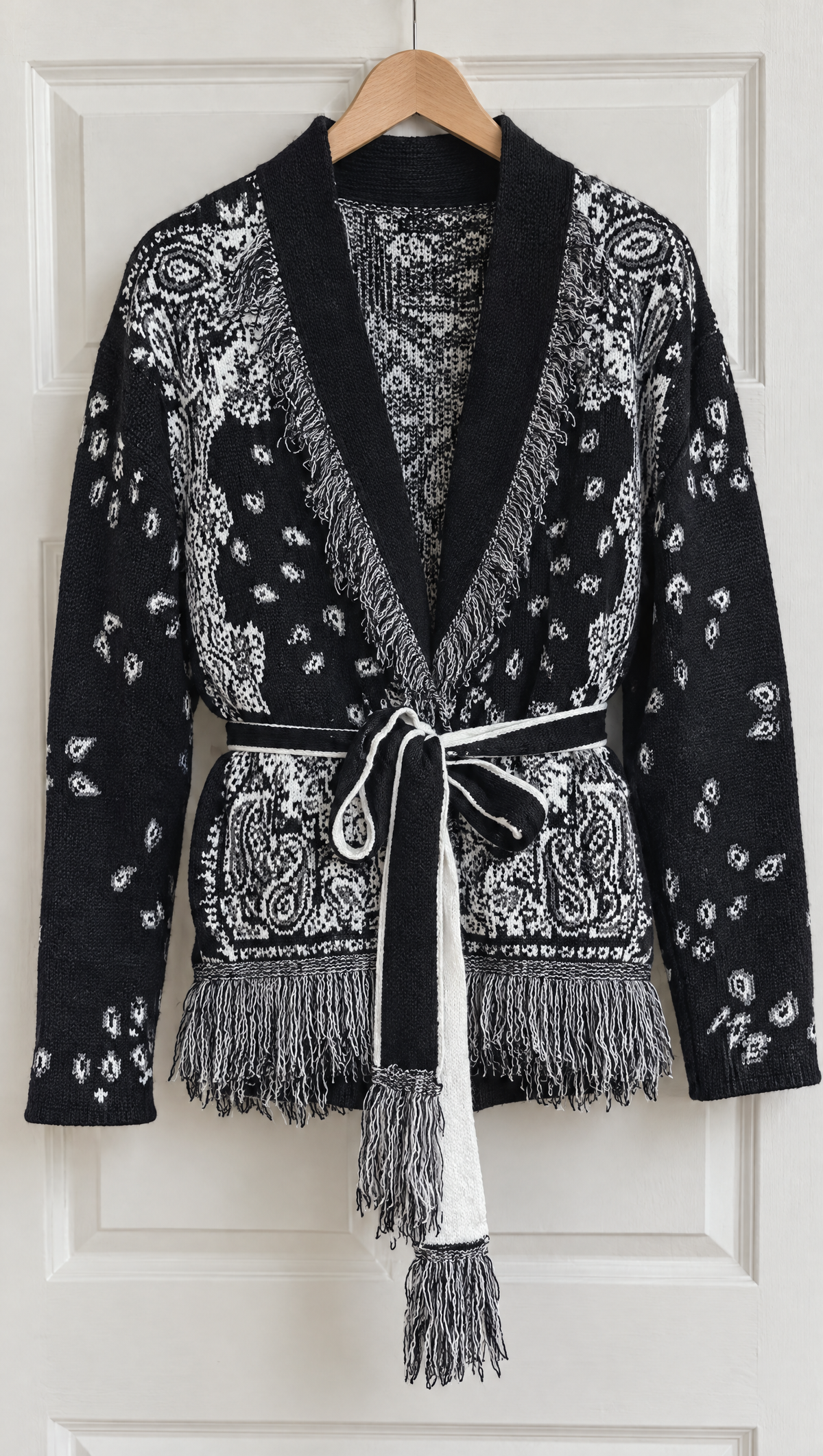Cardigan Camilla nero - dettaglio del jacquard, della cintura e delle frange