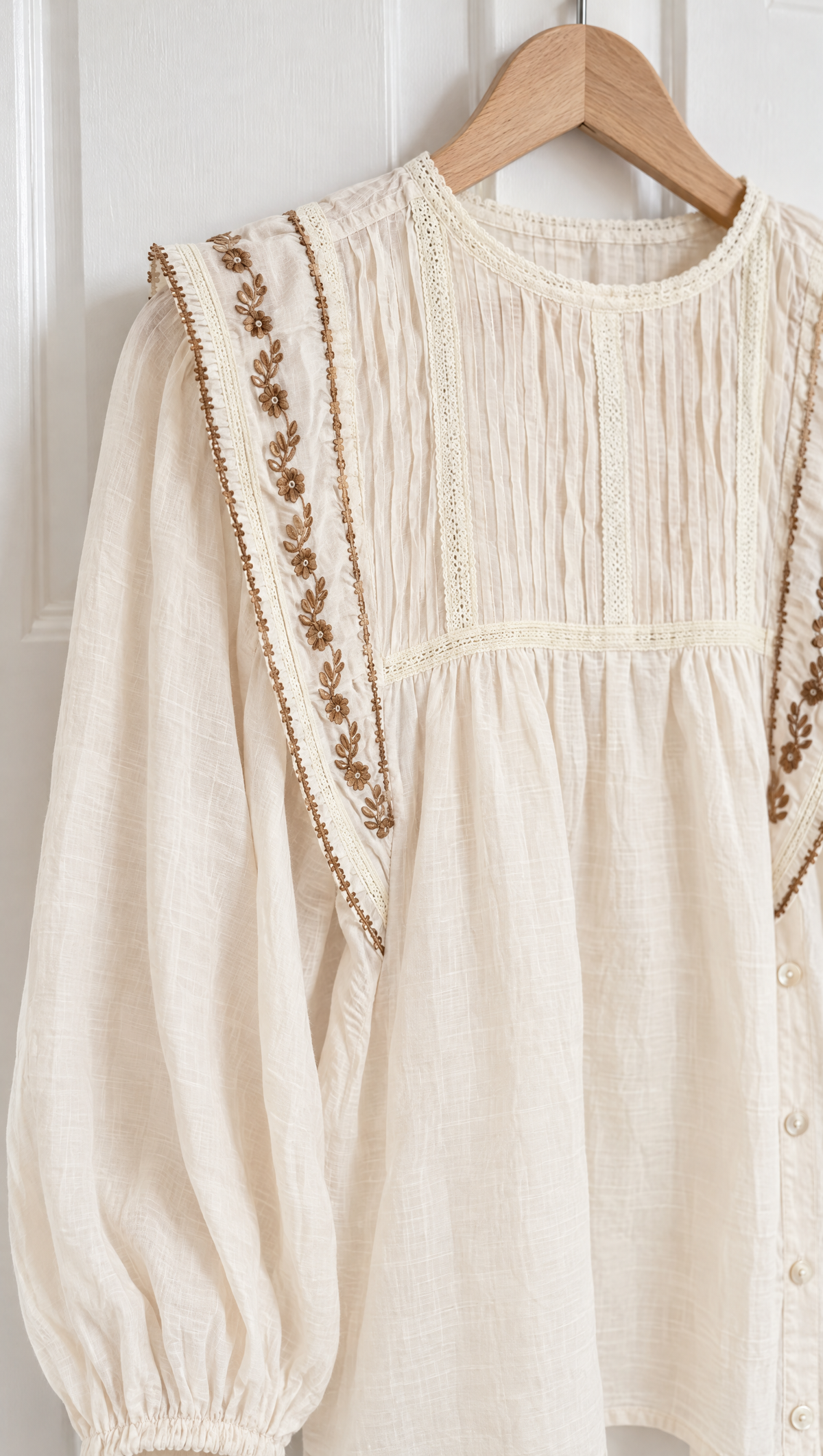 Camicia pretty chiara - dettaglio delle nervature e delle balze