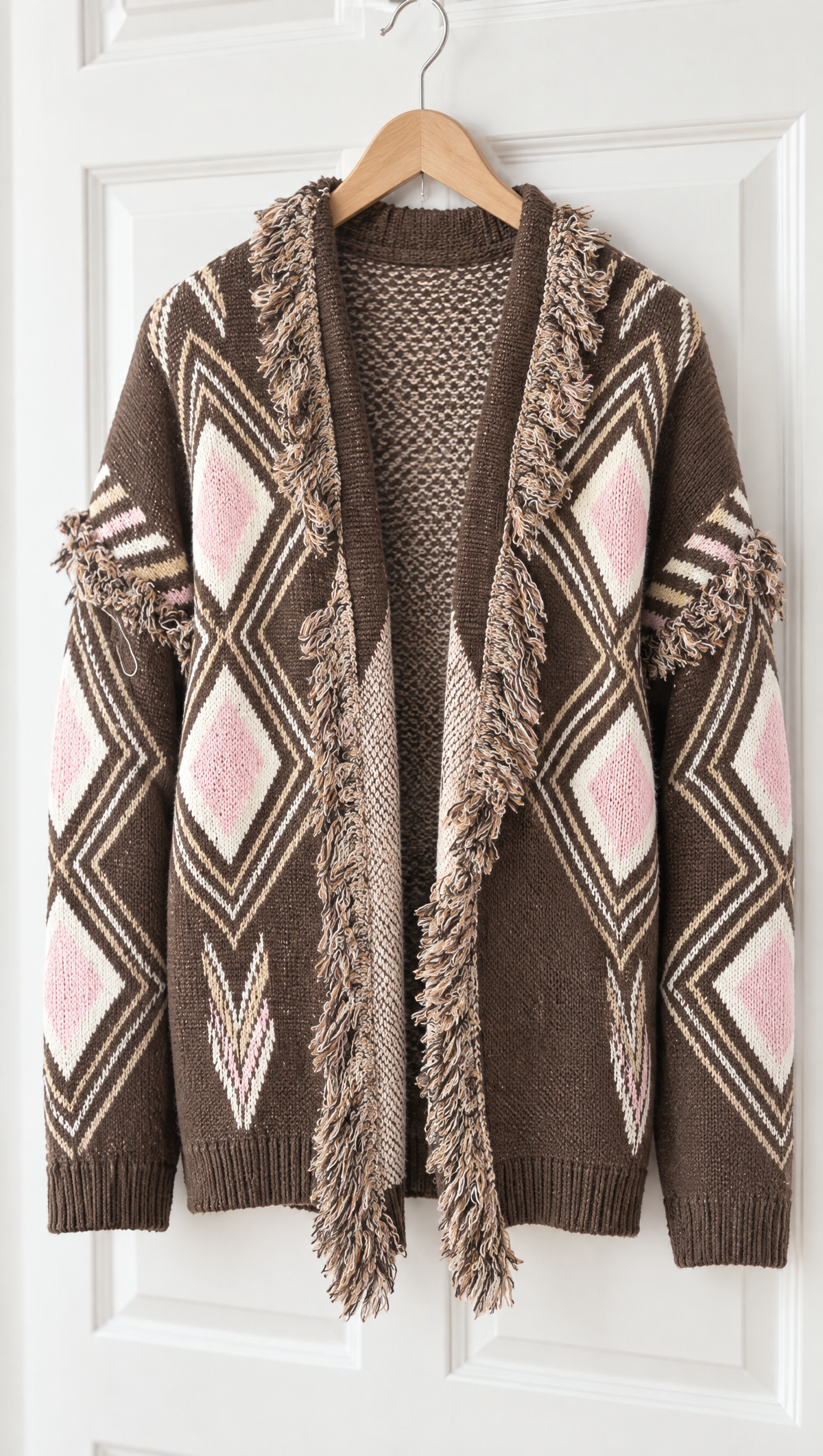 Cardigan Megan marrone - dettaglio dei rombi e delle frange