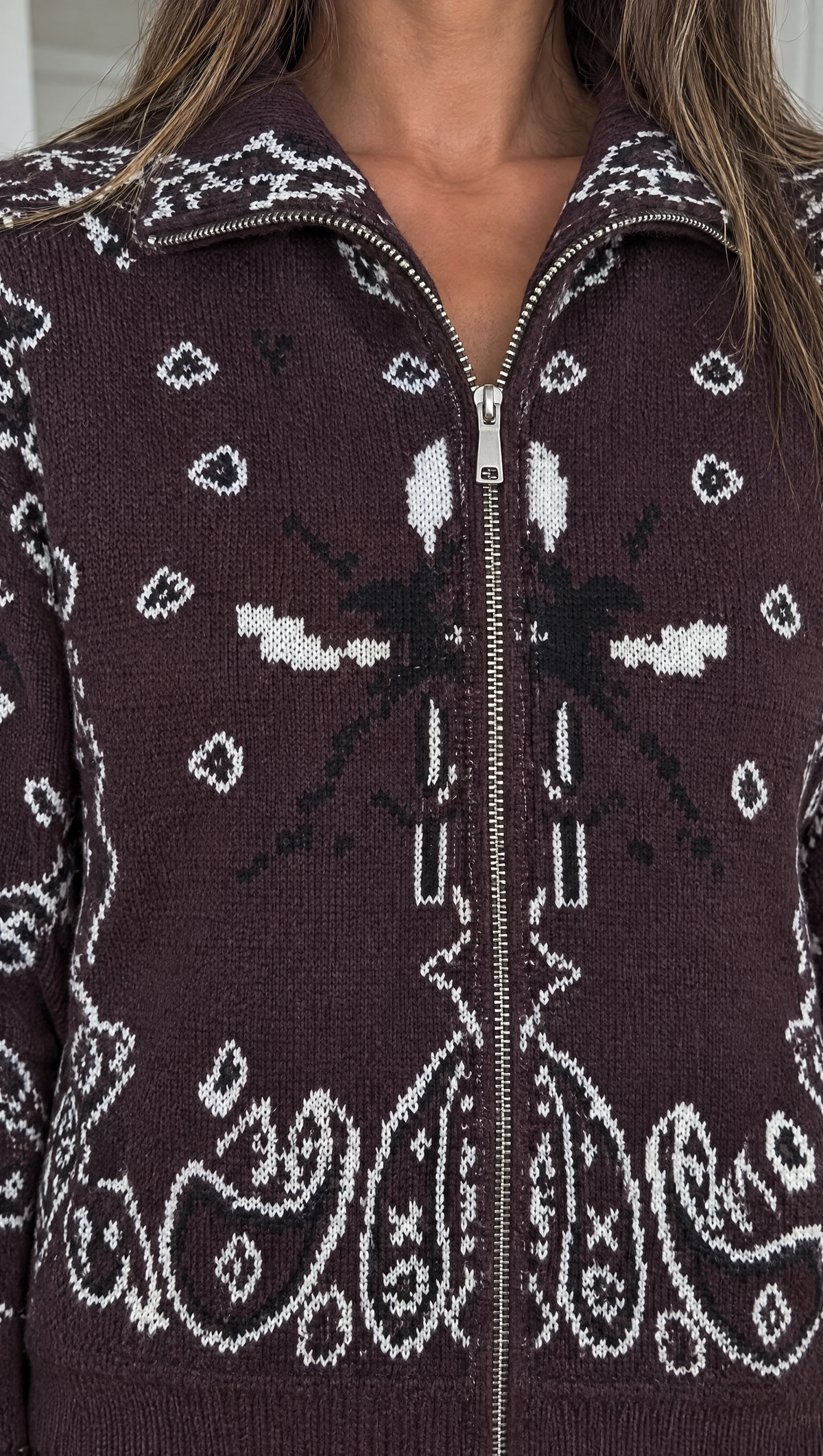 Cardigan Zola cioccolato - dettaglio del disegno bandana, della zip e del collo
