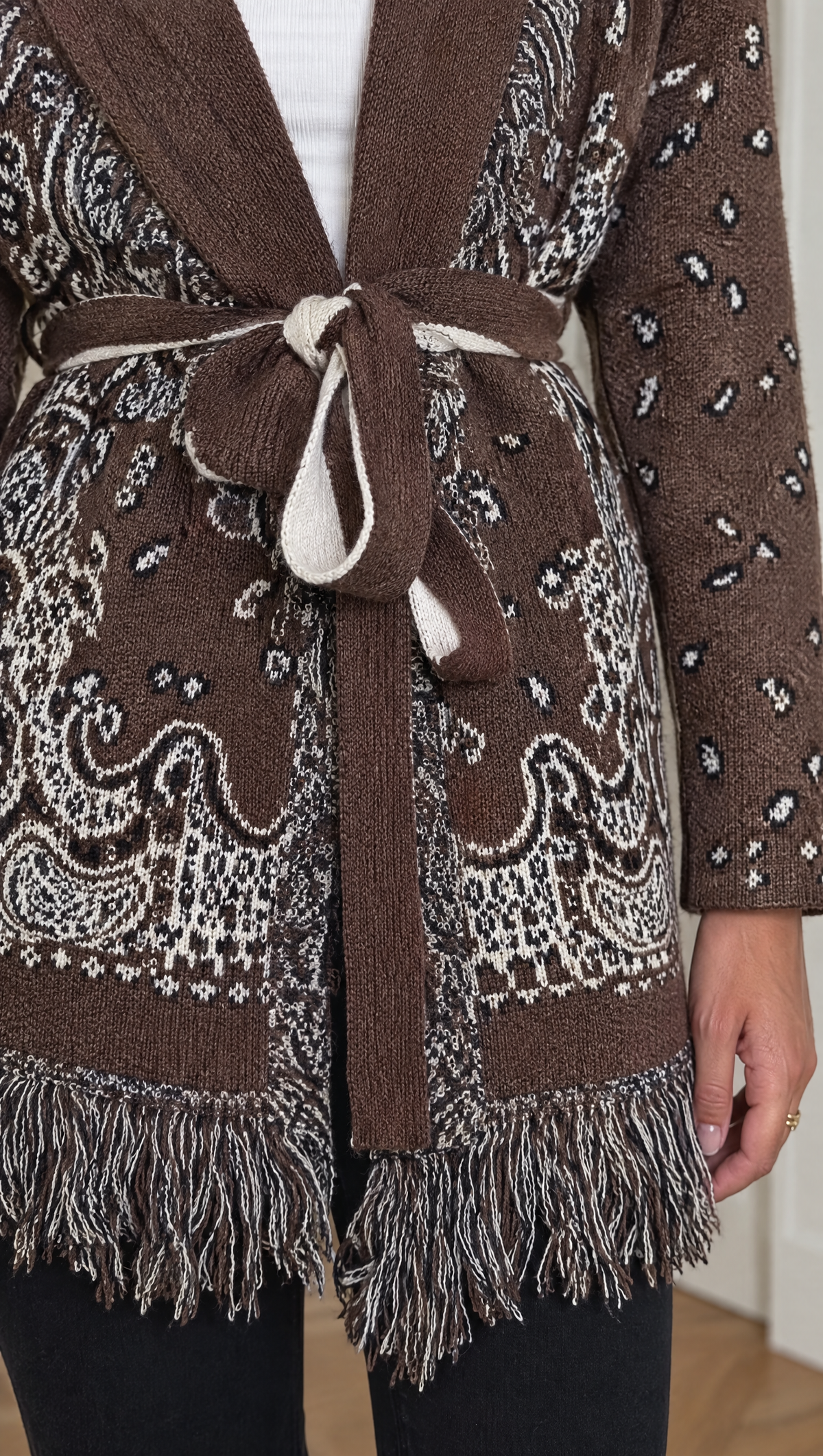 Cardigan Tara cioccolato - dettaglio del jacquard, della cintura e delle frange