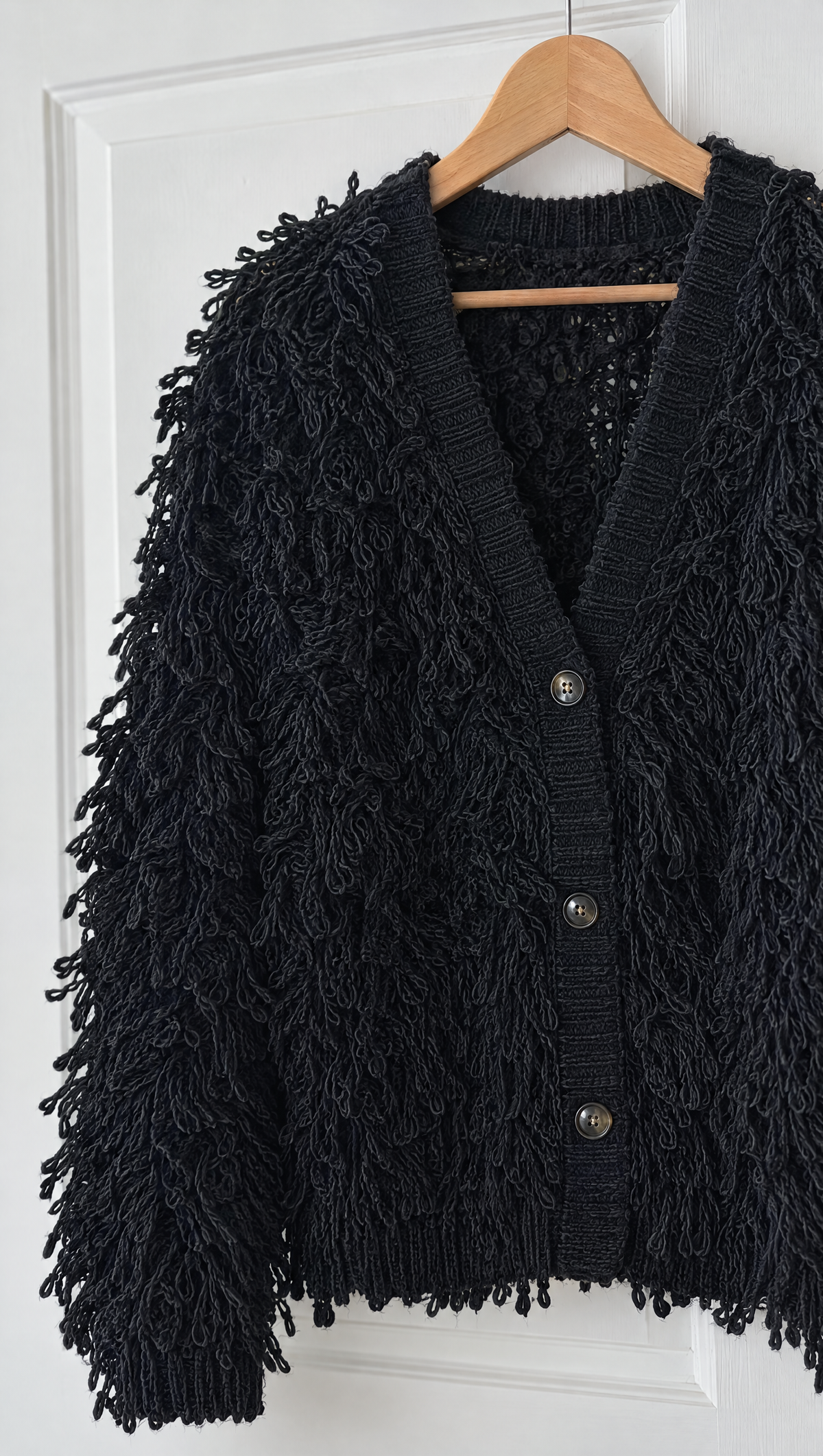 Cardigan Tata nero - dettaglio della maglia a riccioli e dei bottoni
