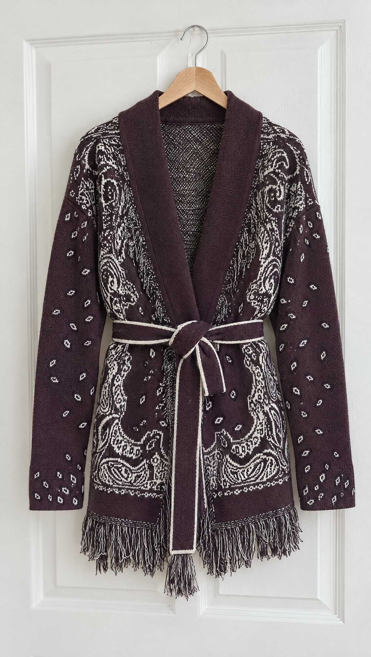 Cardigan Tara Moro - dettaglio del jacquard, della cintura e delle frange